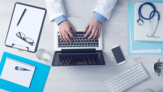 タイピングしている画像